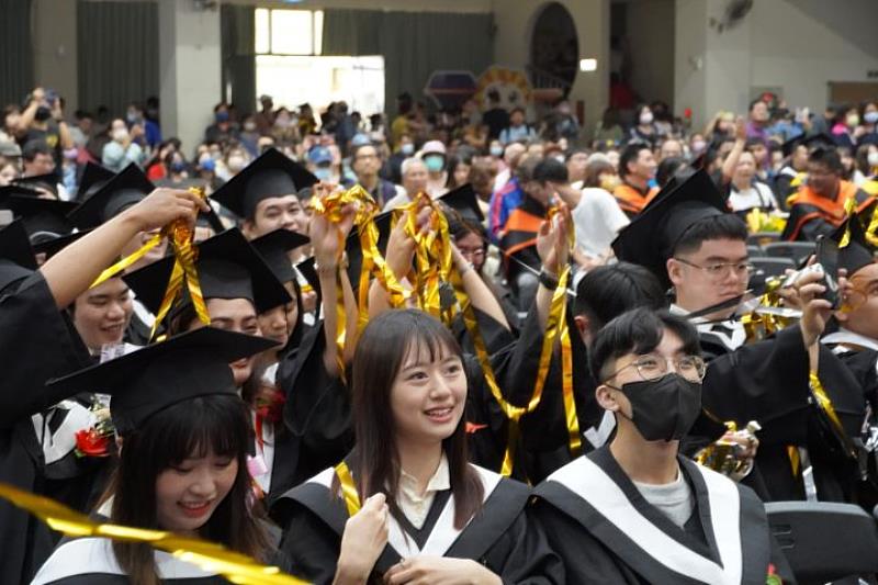 中華大學今年共有1525位畢業生。