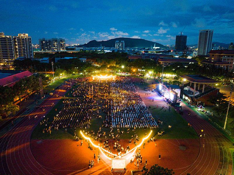 國立高雄科技大學畢業典禮昨日(6月10日)黃昏登場，主典禮會場設在楠梓校區，湧入超過7000名畢業生及家屬，成為高雄市昨日壓軸最華麗的一場畢業典禮。經過三年疫情攪局，第一次盛大舉辦戶外校級畢業典禮，不僅應屆畢業生回響熱烈，前幾屆無法舉辦畢業典禮的校友也投以欽羨眼光。