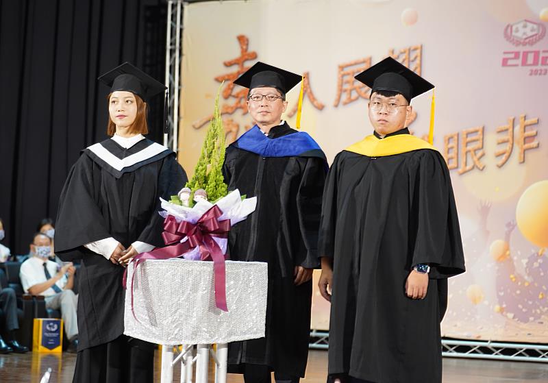 嘉藥畢業生代表薛宇哲(右)及金城茉彌(左)回贈當年入學時校方贈送新生的樹木