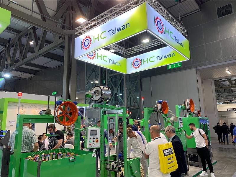 3. 義大利國際紡織機械展(ITMA)展中來自台灣的項全機械吸引眾多買主目光。(貿協提供)
