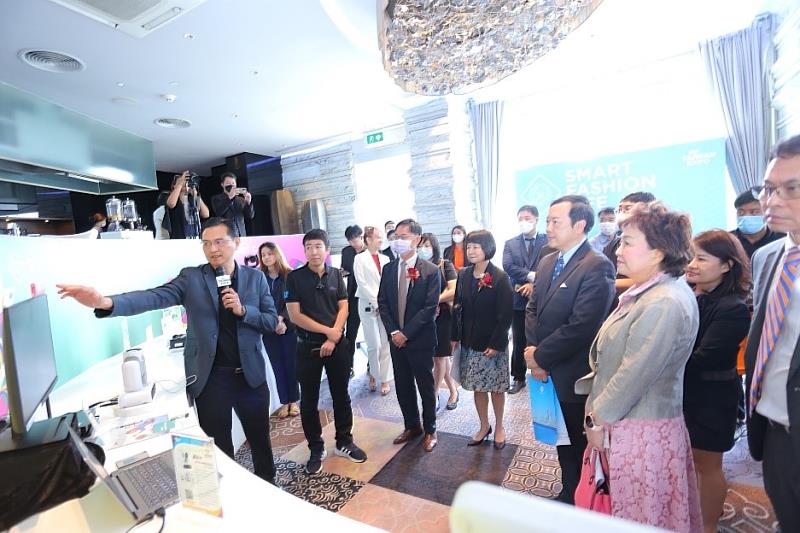 3.記者會設置亮點產品展示區，吸引媒體及公協會代表爭相體驗預先曝光之亮點產品。(貿協提供)