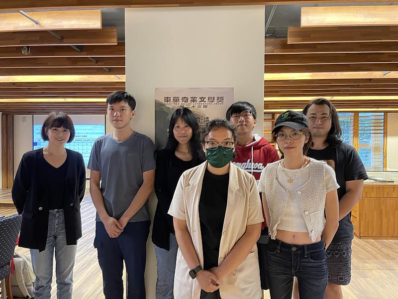 短篇小說組與獲獎者合影。