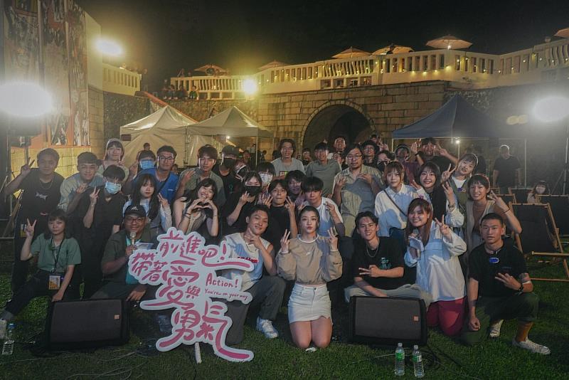 崑大視訊系於台南大南門城舉辦獨展，觀眾與樂團「沒有才能」合影
