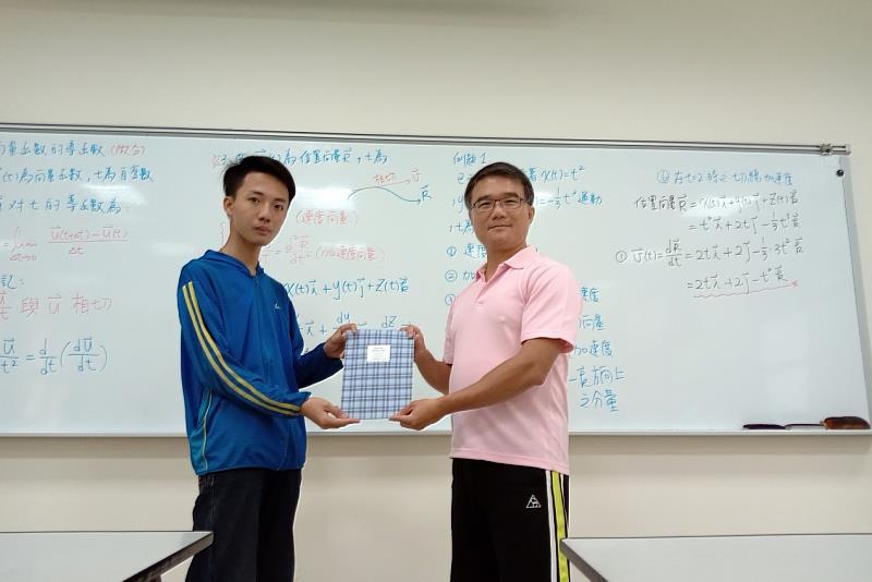 潔淨能源中心主任張育斌(右)代榮月基金會頒贈獎學金給機械系殷文謙(左)