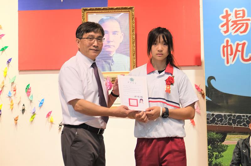 校長徐俊銘(左)頒發畢業證書給畢業生林沛萱