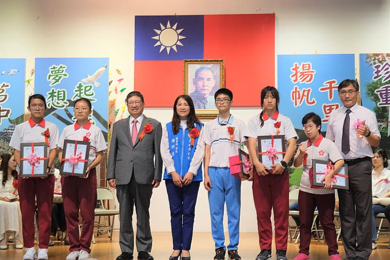 縣長楊文科(左三)與獲得縣長獎的5名學生合影留念