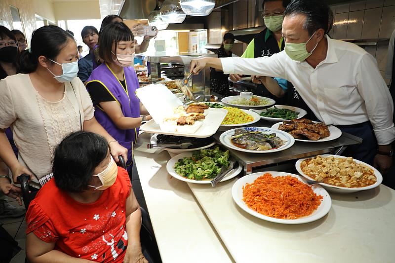 暖心暖胃愛心待用餐感恩暨捐贈儀式