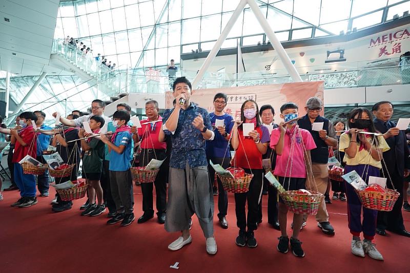 圖4 客家歌手曾仲瑋帶領貴賓及畢業生合唱畢業主題曲「大步向前行」,這是今年為客家成長禮創作的主題曲