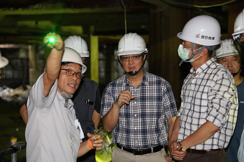 台大土木工程系系主任葛宇甯教授(中)了解地下室施工情形。