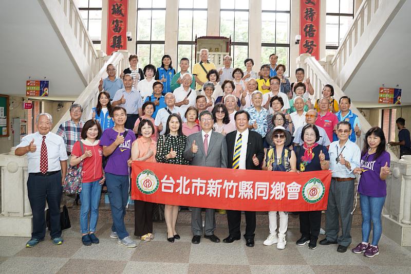 台北市新竹縣同鄉會理事長黃清富與約40位會員今(12日)至新竹縣政府拜訪新竹縣長楊文科.JPG