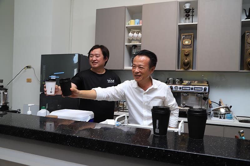 亞創SKY BAR開幕剪綵 無人機智取站成亮點