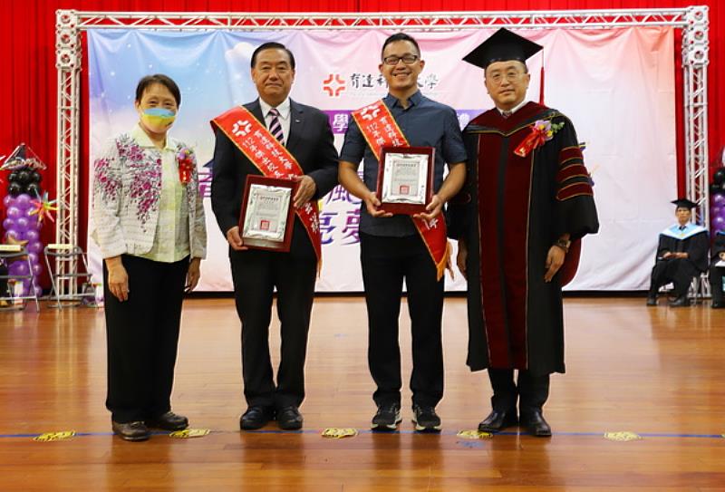 榮獲傑出校友社工系蕭雲祥(圖左2)及幼保系蔡勝偉(圖右2)感謝學校的栽培與肯定