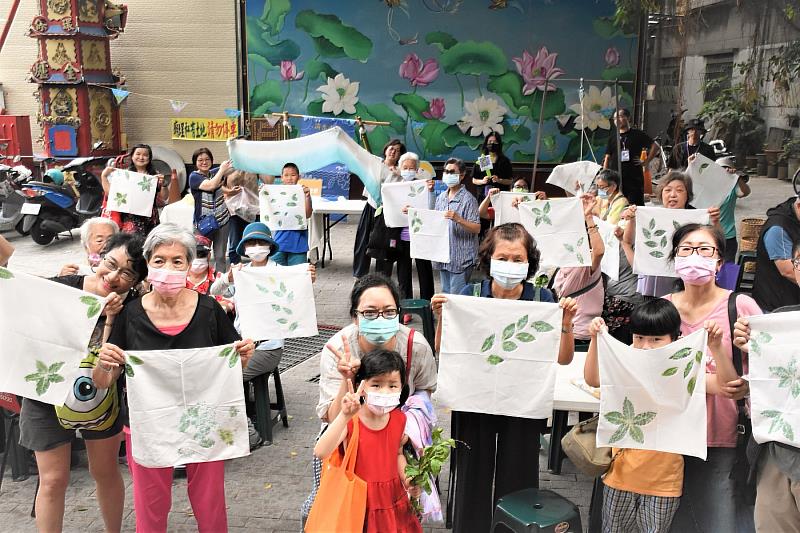 民眾開心製作植物染風呂巾