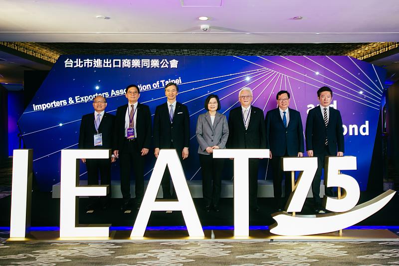 台北市進出口公會跨越 75 週年全球經貿論壇貴賓合影,由左至右台北市進出口商業同業公會黃文榮秘書長、台北市進出口商業同業公會苑竣唐副理事長、台北市進出口商業同業公會黃教漳理事長、總統蔡英文、台北市進出口商業同業公會林宏銘副理事長、行政院副院長鄭文燦、總統府副秘書長張惇涵。