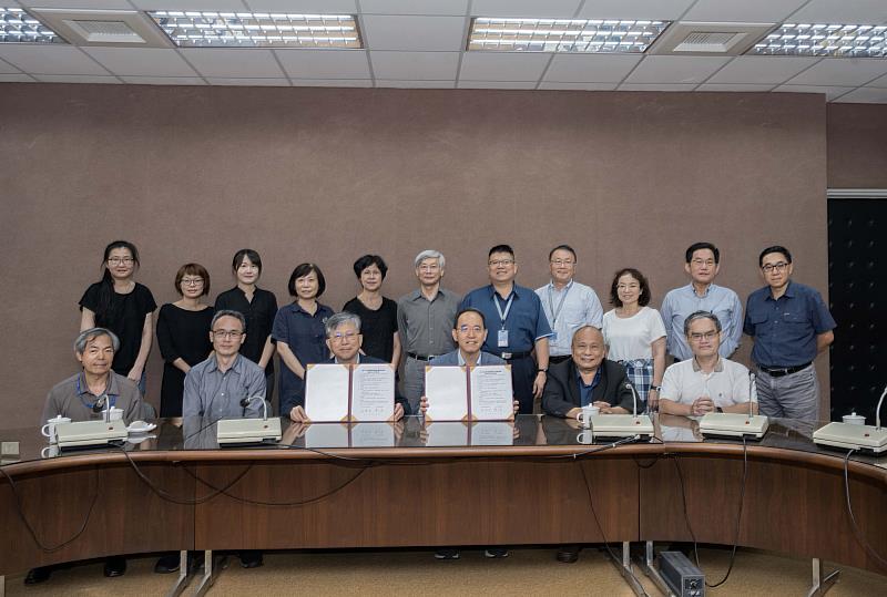 國美館廖仁義館長與科博館焦傳金館長率組室主管簽署合作備忘錄