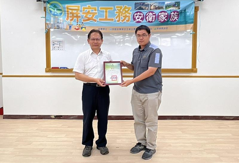 圖為工務處楊處長頒發會長聘書給協昌工程顧問有限公司