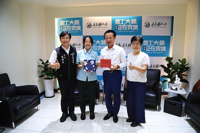 2023總統教育獎得主 蔡育慈出書邀翁章梁寫序