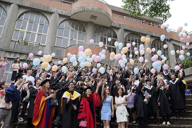 中華大學觀光學院自辦院畢典已邁入第12年。