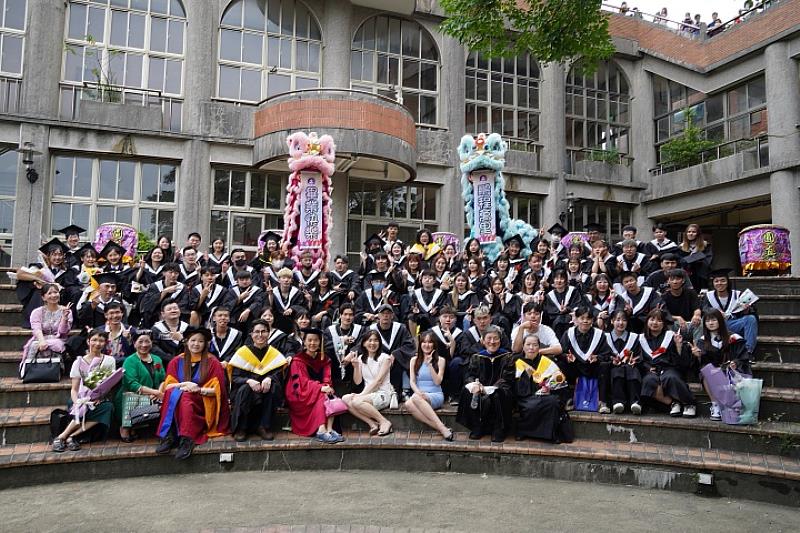 中華大學觀光學院畢業生家長林文欽伉儷特別自掏腰包，贊助舞獅團表演祝福畢業生。