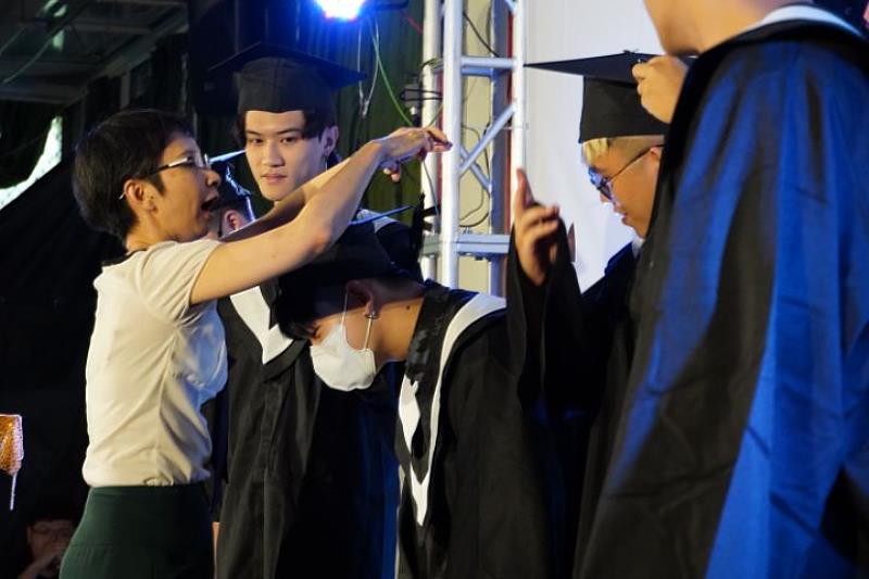 中華大學觀光學院老師相當慎重地為每位畢業生親手撥穗，並獻上最溫暖的祝福。