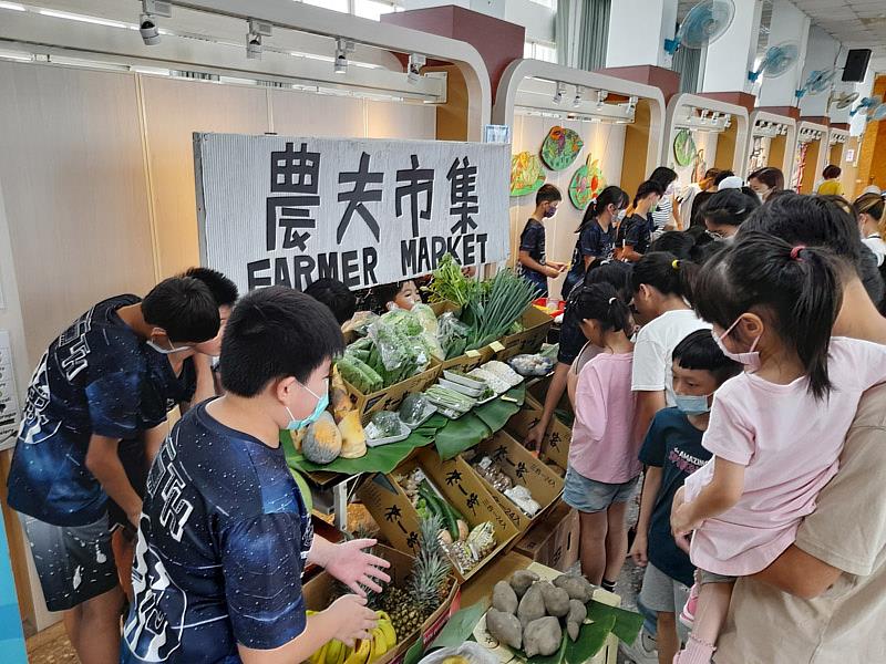 大西國小透過農夫市集讓小朋友練習英語