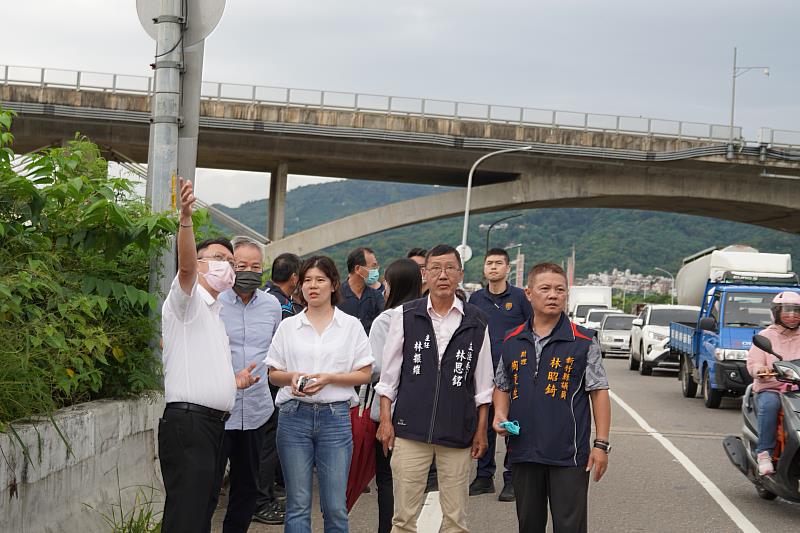 縣府會勘竹林大橋南側路口   擬調整車道、號誌提升安全