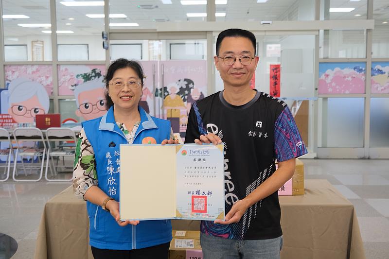 官網-社會處長陳欣怡(左)回贈感謝狀給雲吉資本公司董事長蔡孟福(右)