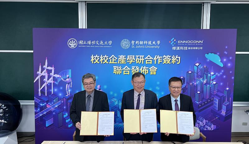 聖約翰科大張文宇校長（左）、陽明交大林奇宏校長（中）與樺漢科技朱復銓董事長（右），三方共同簽署合作意向書，開啟台灣校校企聯盟合作之新里程碑。
