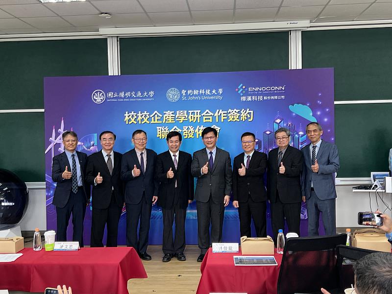 聖約翰科大傑出校友朱復銓董事長（右三）深知人才是成就企業最重要的資源，因此投注企業能量回饋母校，塑造新的典範。