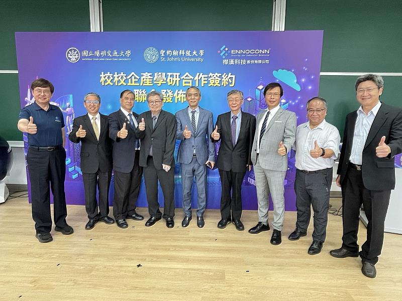 各界貴賓出席觀禮，左起：邊信聯科技邵家健董事長、聖約翰科大校務顧問唐彥博校長、蔡銘哲董事、張文宇校長、沈裕雄執行董事、曾鴻鍊董事、賴俊年董事、何副校長及陳智湧教務長。