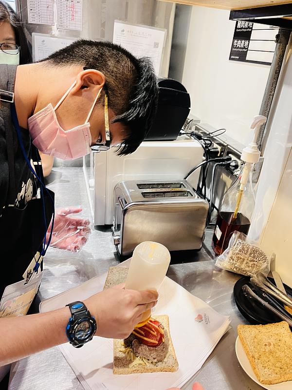 石同學專注製作餐點