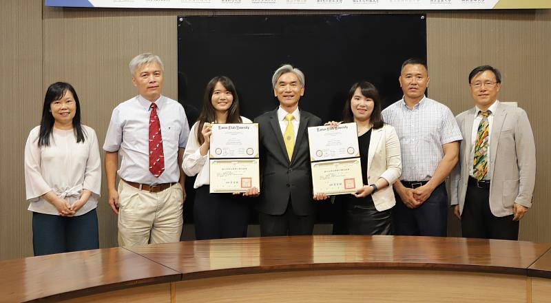 右至左：興大獸醫學系周濟眾教授、吳宣薇父親、林祐萱、薛富盛校長、吳宣薇、獸醫學院陳德𤏩院長、獸醫學系陳文英副主任。