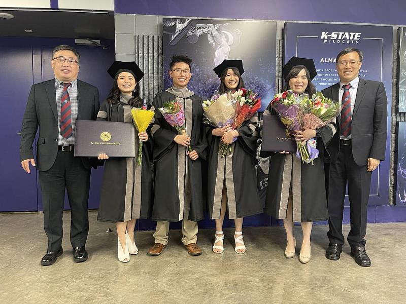 中興大學獸醫學系4位畢業生吳宣薇（右3）、林祐萱（右2、賴博宇（左3）、王禹心（左2），取得跨國獸醫學士雙聯學位，5月底出席堪蕯斯州立大學畢業典禮，興大獸醫系周濟眾教授（右1）與微衛所謝明昆副教授特地赴美參與畢典。