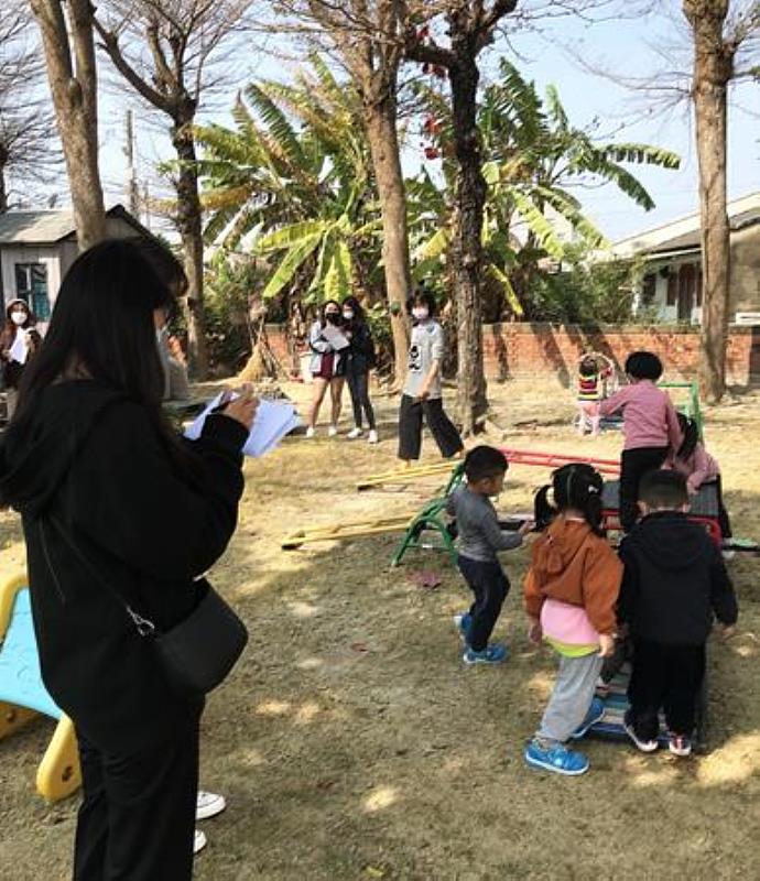 南臺科大幼保系學生進行臺南將軍幼兒觀察紀錄之情形。