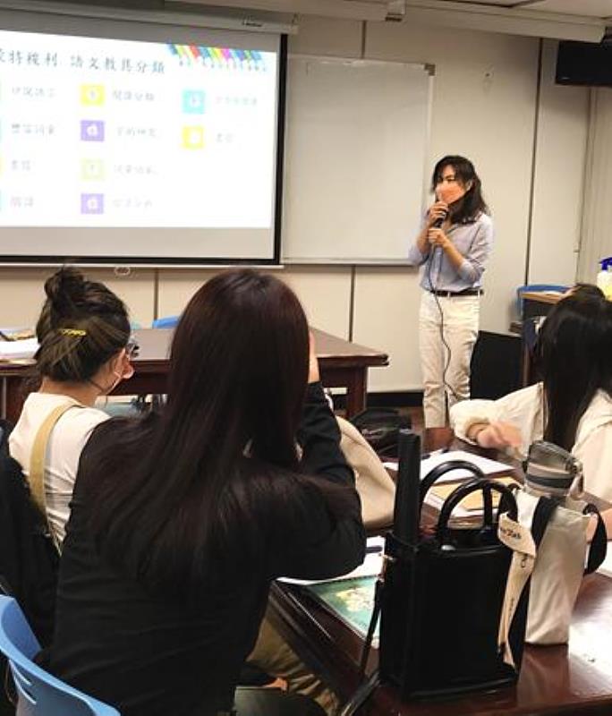 台南市績優教保服務人員上華幼兒園鄭傾夆老師對南臺幼保系學生分享蒙特梭利教學經驗之情形。