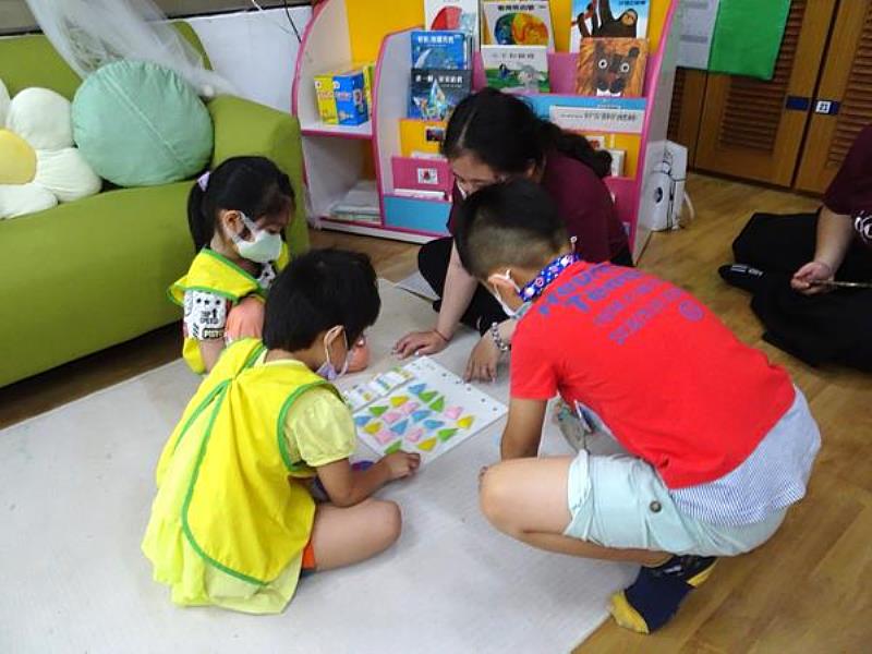 南臺顆大幼保系學生設計學習袋活動和第五幼兒園幼兒互動及觀察。