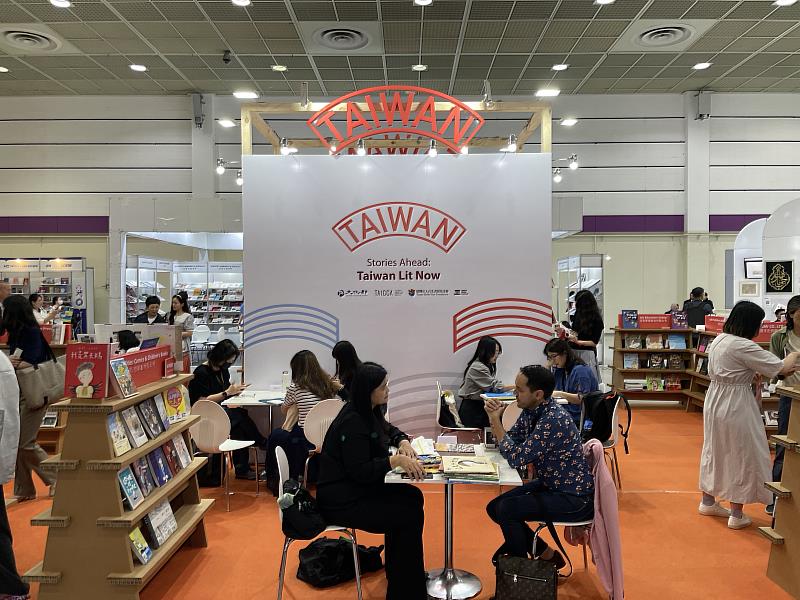 2023首爾國際書展臺灣館駐館版權人員及國內出版業者於開展首日即進行馬拉松式版權會議。