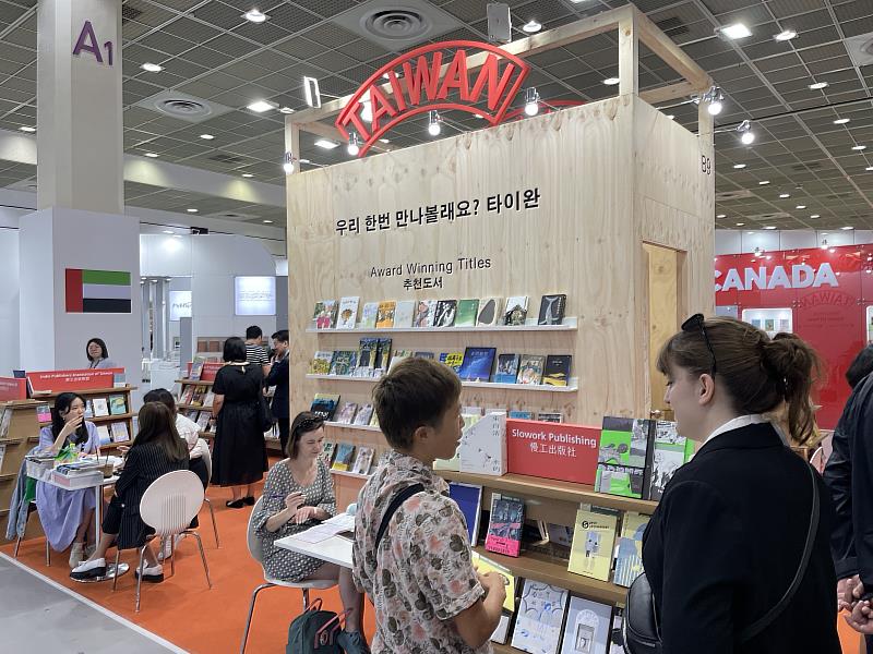 2023首爾國際書展臺灣館吸引來自法國、泰國、馬來西亞、波蘭、印度、土耳其、印尼、越南，以及韓國等多國出版社前來洽談版權，一展臺灣出版品魅力。