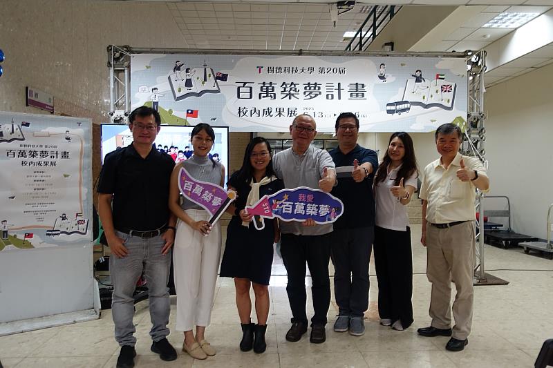 圖說三：《偏鄉學校巡迴性別平等講座環島篇》的彭馨與陳姵君二人、及性學所師長合影