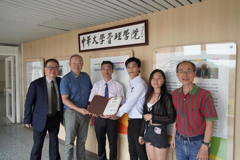 中華大學管理學院院長裴文（左2），特別頒獎給陳昭志（左3），表揚他以身作則的精神。
