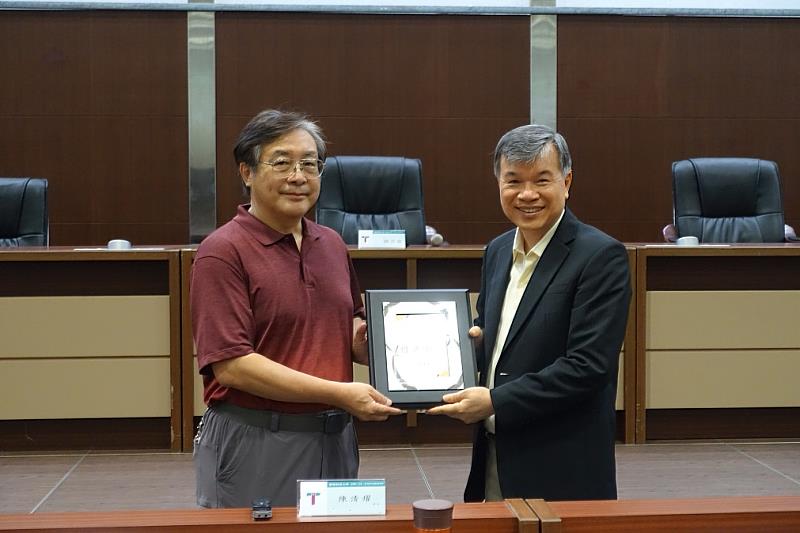 圖說四：陳清燿校長頒贈感謝牌予吳俊德老師(左)