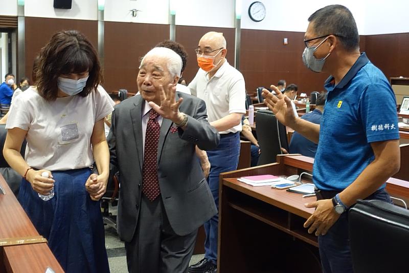 圖說五：嚴超創辦人笑容可掬地向全體教職員生揮手，步出會場