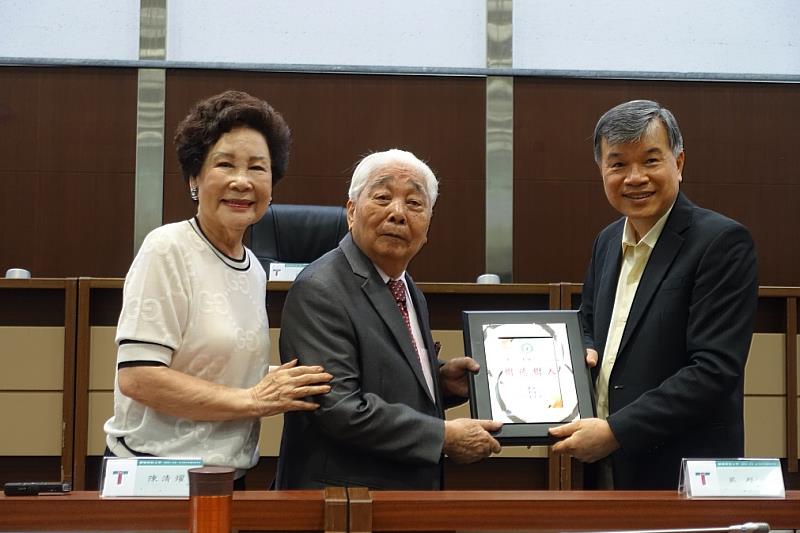 圖說二：夫人嚴沈秉傑董事(左)挽著嚴超創辦人(中)頒贈感獎牌予陳清燿校長(右)