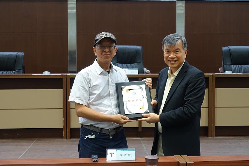 圖說三：陳清燿校長頒贈感謝牌予陳崇裕老師(左)