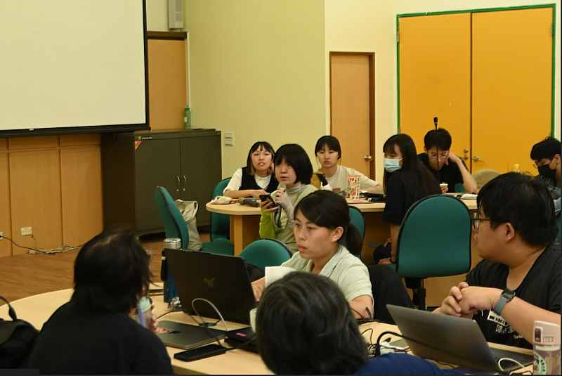 學生回應審查委員意見。
