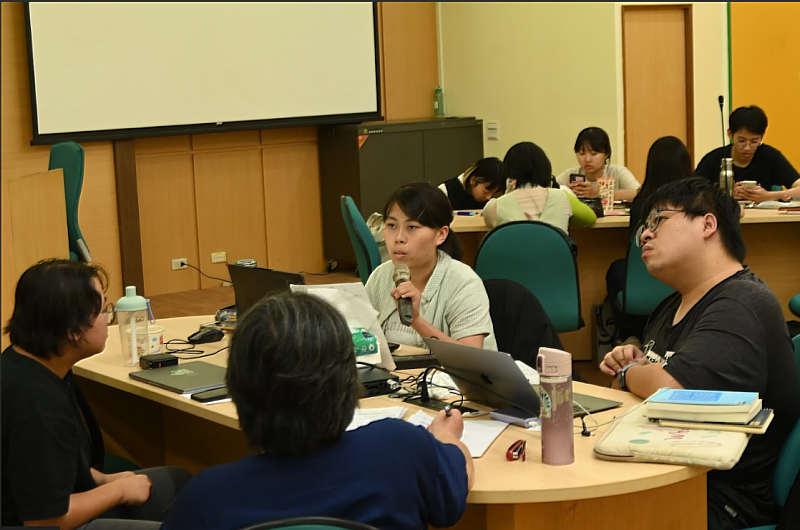 審查委員劉思怡正給學生回饋意見，旁邊評審委員為簡子涵。