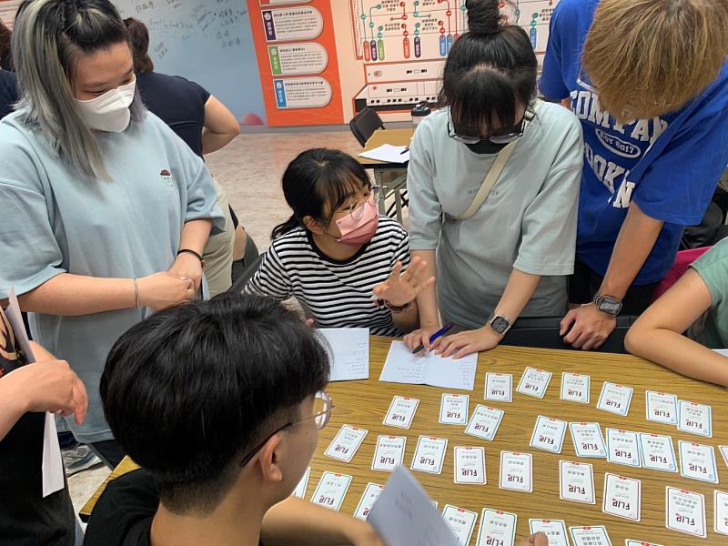 透過「換言一新」桌遊，互相認識彼此。