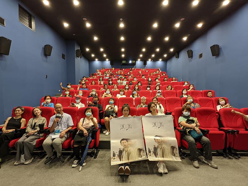 府中15《溟溟》特映會女主角鄧九雲、監製徐薇婷與民眾合影