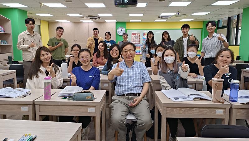 高科技產業人才培訓課程邀請國立中山大學物理系張鼎張教授(中)授課
