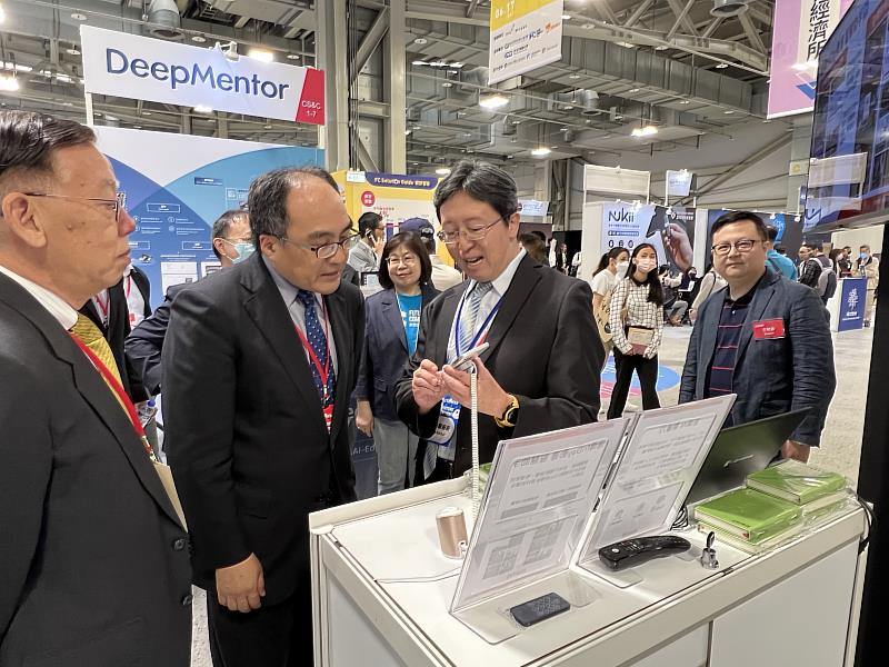 數位發展部數位產業署署長呂正華(左二)特到遠傳攤位參觀AI應用服務